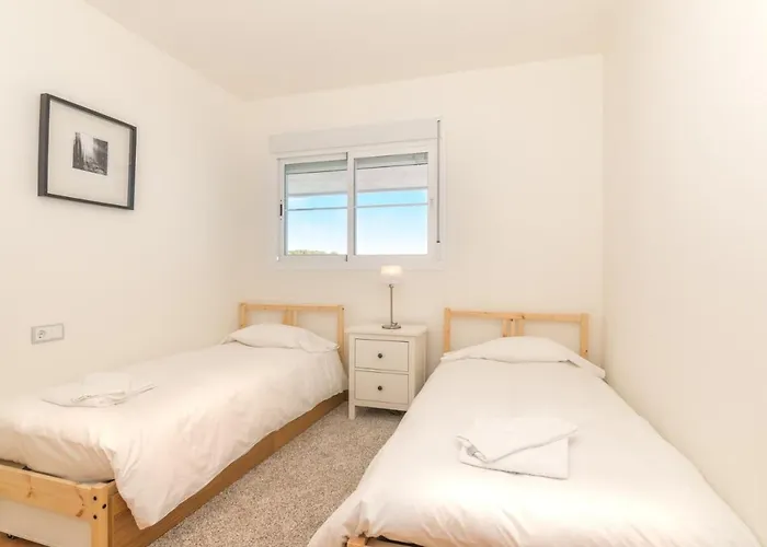 2167-Superb 2 Bedrooms In Luxury Complex With Pool